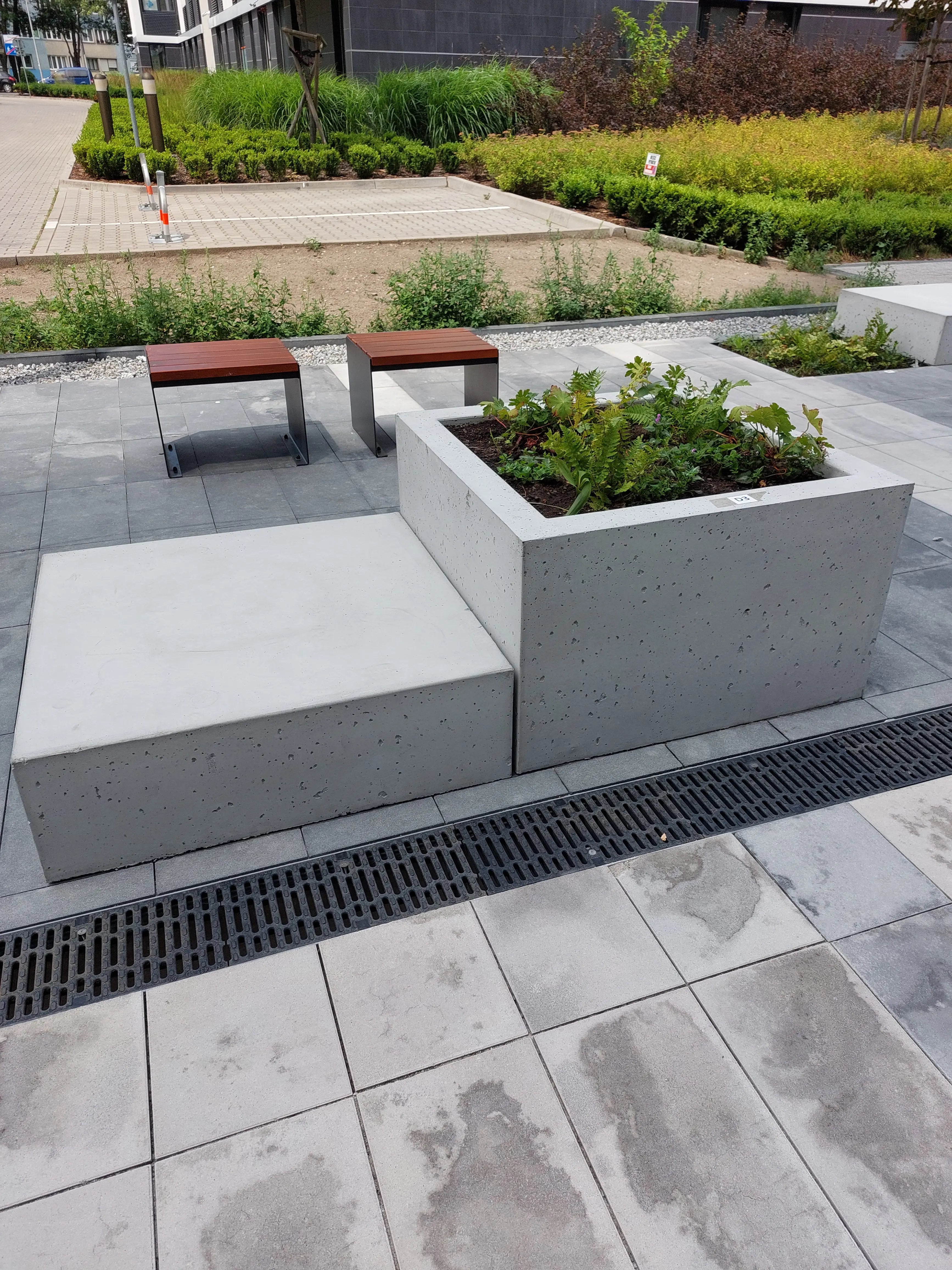 Outdoor Concrete Planters - Rectangle 50x120x50 cm with a bench in the back Decormania.eu